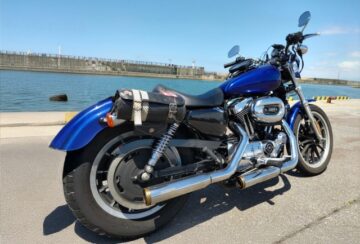 停車中の青いバイク